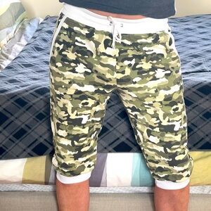 3/4 sweat shorts in army print. Size M